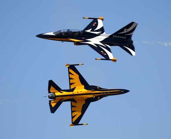 ‘서울 국제항공우주 및 방위산업 전시회 2021’(서울 ADEX) 프레스데이 행사가 열린 18일 경기도 성남 서울공항 위로 공군 특수비행팀인 블랙이글스가 축하공연 비행을 하고 있다. 이번 전시회에는 역대 최대규모인 28개국에서 440개 업체가 참가했으며 19∼22일은 산·학·연·군 등 관련 분야 종사자 등이, 23일에는 일반인들이 입장할 수 있다. 2021.10.18  연합뉴스