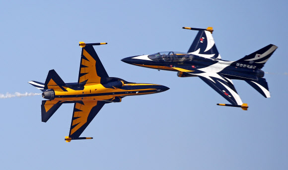 ‘서울 국제항공우주 및 방위산업 전시회 2021’(서울 ADEX) 프레스데이 행사가 열린 18일 경기도 성남 서울공항 위로 공군 특수비행팀인 블랙이글스가 축하공연 비행을 하고 있다. 이번 전시회에는 역대 최대규모인 28개국에서 440개 업체가 참가했으며 19∼22일은 산·학·연·군 등 관련 분야 종사자 등이, 23일에는 일반인들이 입장할 수 있다. 2021.10.18  연합뉴스