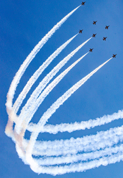 ‘서울 국제항공우주 및 방위산업 전시회 2021’(서울 ADEX) 프레스데이 행사가 열린 18일 경기도 성남 서울공항 위로 공군 특수비행팀인 블랙이글스가 축하공연 비행을 하고 있다. 이번 전시회에는 역대 최대규모인 28개국에서 440개 업체가 참가했으며 19∼22일은 산·학·연·군 등 관련 분야 종사자 등이, 23일에는 일반인들이 입장할 수 있다. 2021.10.18  연합뉴스