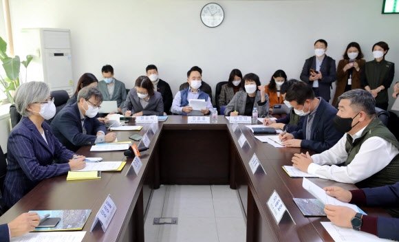 강경화 국제노동기구(ILO) 사무총장 후보가 18일 오후 서울 영등포구 한국노총을 방문, 김동명 위원장과 면담하고 있다. 2021.10.18  연합뉴스