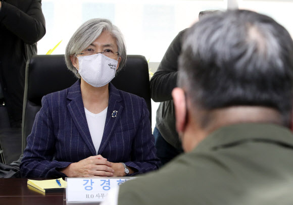 강경화 국제노동기구(ILO) 사무총장 후보가 18일 오후 서울 영등포구 한국노총을 방문, 김동명 위원장과 면담하고 있다. 2021.10.18  연합뉴스