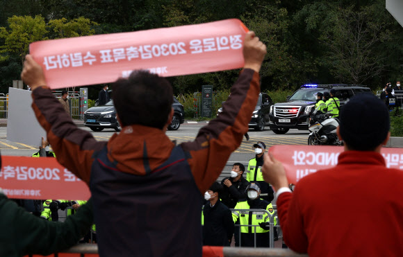 18일 탄소중립위원회 전체회의가 열린 노들섬 다목적홀 건너편에서 기후위기비상행동 등 환경단체 회원들이 회의를 마치고 나오는 문재인 대통령을 향해 감축 시나리오 전면 재수립 등을 요구하며 항의하고 있다. 2021.10.18  연합뉴스