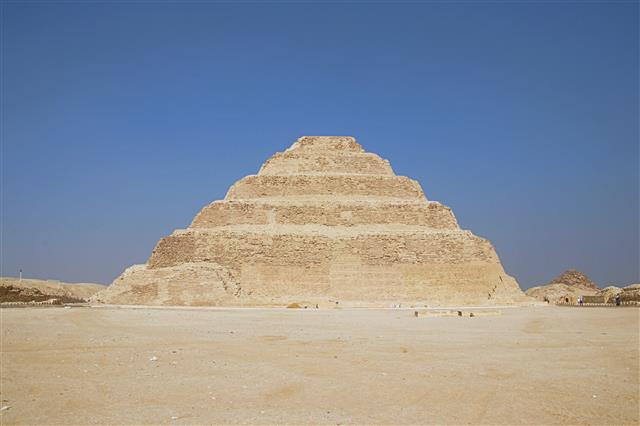 사카라에 있는 조세르의 계단식 피라미드.
