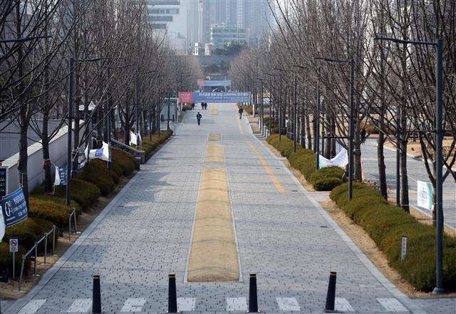 코로나19 유행 초기인 지난해 3월 서울의 한 대학 캠퍼스가 개강이 연기되면서 한산한 모습을 보이고 있다. 굳이 코로나가 아니더라도 우리 삶은 충분히 힘들고 고단하다. 연합뉴스
