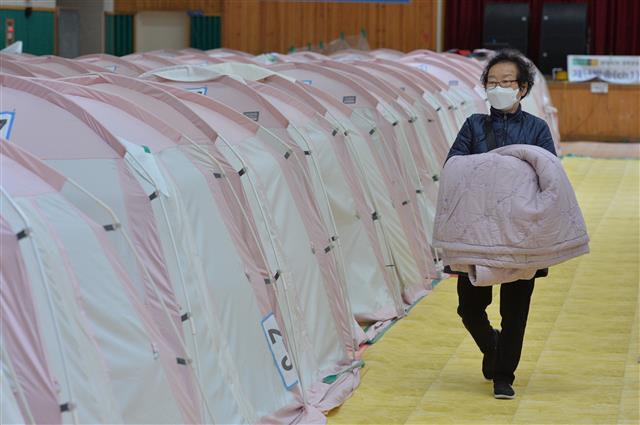 4년간 머물렀던 대피소 빠져나오는 이재민