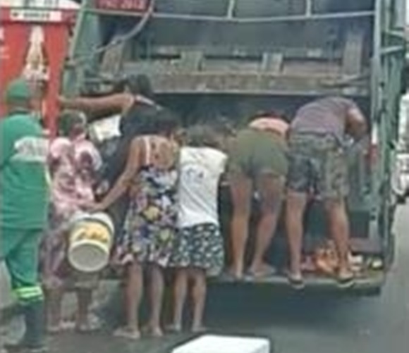 쓰레기 수거 트럭에 매달려 식료품을 뒤지는 브라질 주민들. 브라질 글로부 TV 캡처