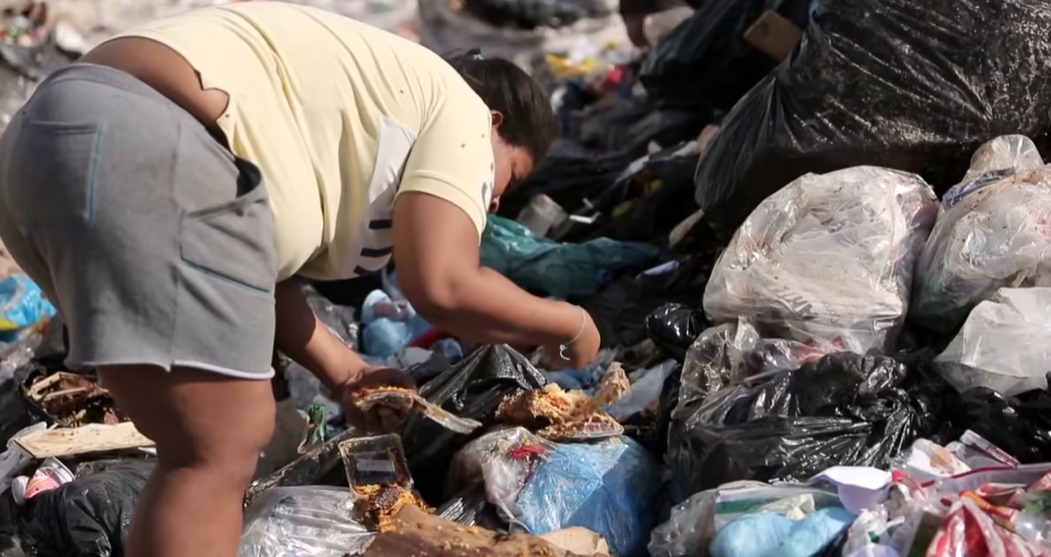 쓰레기 매립지서 음식을 뒤져 먹고 있는 브라질 빈곤층의 모습. KBS 영상 캡처