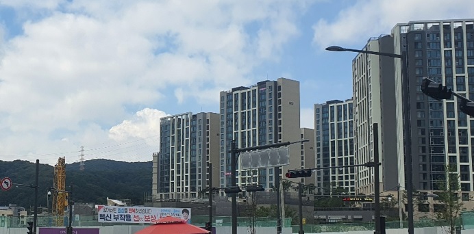 경기 성남시가 오는 12월 말로 예정된 대장동 개발사업의 준공 승인연장을 적극적으로 검토하기로 했다.사진은 대장동 개발지역 아파트.