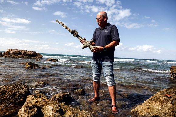 이스라엘 유물관리국(IAA)의 코비 샤르비트 해양고고학 부장이 18일(현지시간) 아마추어 잠수부가 하이파 근처 바닷속에서 발견한 십자군 기사 칼을 들어 보이고 있다. 하이파 로이터 연합뉴스 