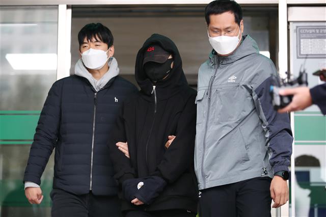 얼굴 가리고 검찰 송치되는 래퍼 노엘