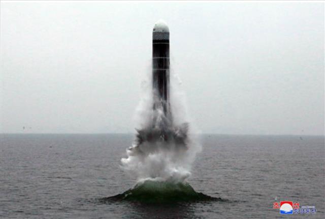 북한이 19일 함경남도 신포 해상에서 잠수함발사탄도미사일(SLBM)로 추정되는 단거리 탄도미사일 1발을 발사했다고 합동참모본부가 밝혔다. 사진은 2019년 10월 2일 신형 SLBM ‘북극성3형’이 해상에서 발사되는 모습. 연합뉴스