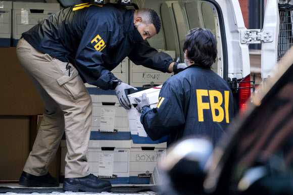 미국 연방수사국(FBI) 요원들이 19일(현지시간) 러시아 철강 재벌 데리파스카 친척들이 소유한 뉴욕 부동산을 압수수색한 상자들을 차량에 싣고 있다. 뉴욕 AP 연합뉴스 