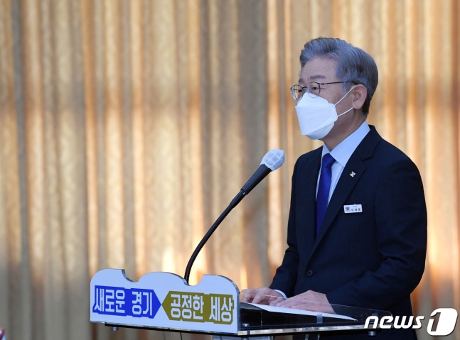 더불어민주당 대선 후보인 이재명 경기도지사가 20일 오전 수원 경기도청에서 열린 국회 국토교통위원회의 경기도에 대한 국정감사에서 발언하고 있다. 