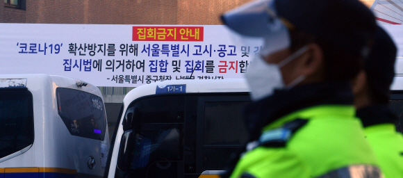 민노총 총파업일인 20일 서울 광화문 인근에서 경찰들이 경비근무를 서고 있다. 2021.10.20 박지환기자 popocar@seoul.co.kr