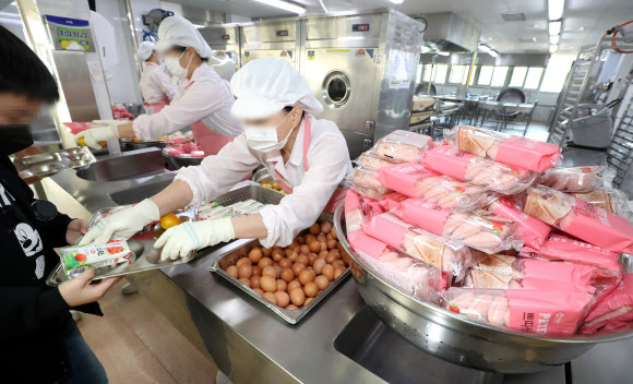 빵과 주스 등 간편식 받아든 초등학생들