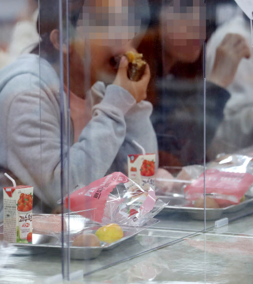 빵과 주스 등 간편식으로 점심 먹는 초등생들