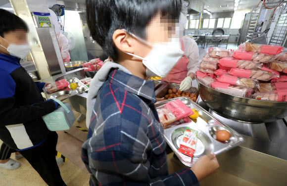 빵과 주스 등 간편식 받아든 초등학생들