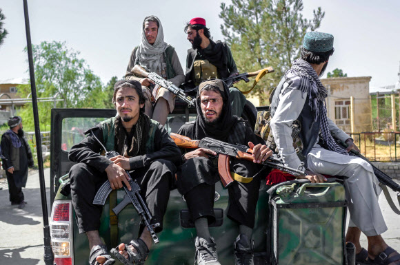 탈레반이 아프가니스탄을 장악한 뒤 거리에서 이동하고 있다.