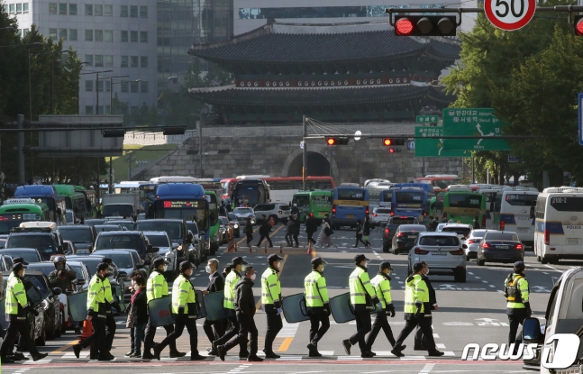 전국민주노동조합총연맹(민주노총)이 서울을 비롯한 전국 14개 지역에서 대규모 총파업과 집회 개최한다. 경찰은 전국민주노동조합총연맹(민주노총) 총파업 집회(3만명 예상)를 대비해 서울 도심 곳곳을 틀어막는 밀폐 차벽을 설치하기로 했다. 이를 위해 경찰 경비인력 1만여명을 투입한다. 2021.10.20. 뉴스1  