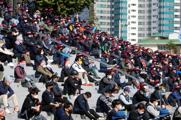 청주 실내체육관에 모인 민주노총 조합원들