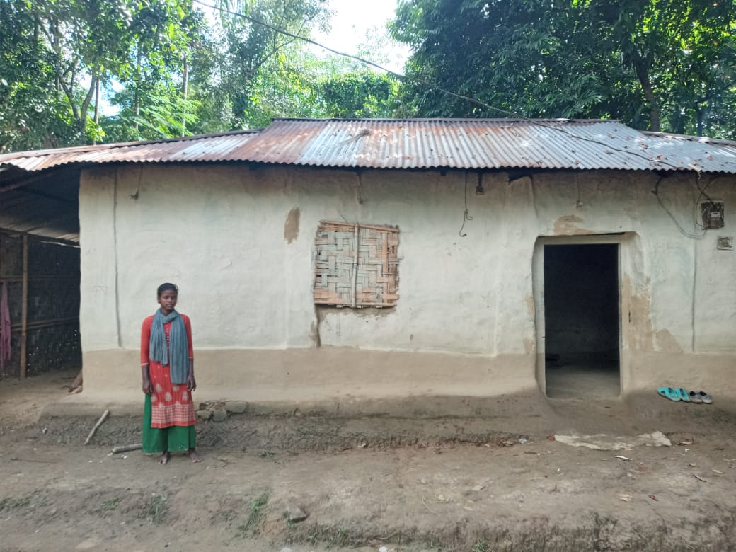 홍수 피해를 입은 요스나 몬다  방글라데시 물비바자르에 거주하는 요스나 몬다. 요스나의 뒷편으로 홍수로 폐허가 된 집이 보인다. 요스나는 홍수가 지속되면서 생존권과 학습권을 침해받고 있다고 호소한다.<br>초록우산어린이재단 제공