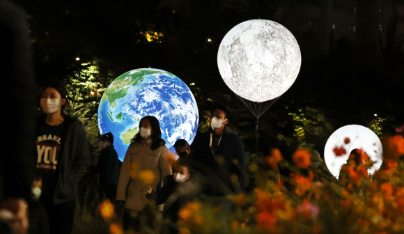 당현천에 떠오른 지구와 달