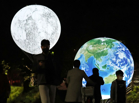 당현천에 떠오른 지구와 달