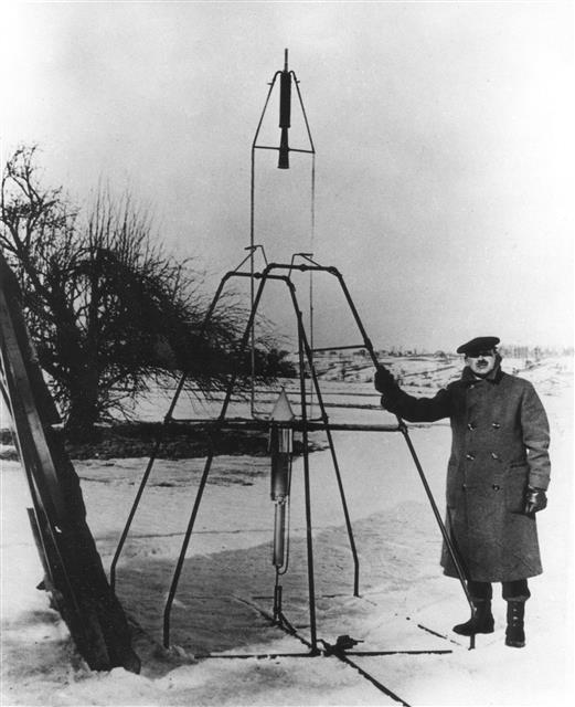 로버트 고더드는 1926년 3월 16일 세계 최초로 액체연료를 쓰는 현대적 개념의 로켓을 쏘아올리는 데 성공했다. 생전에는 업적을 인정받지 못했지만 사후에 그의 업적이 재평가받으면서 ‘로켓의 아버지’로 불리고 있다. . NASA 제공