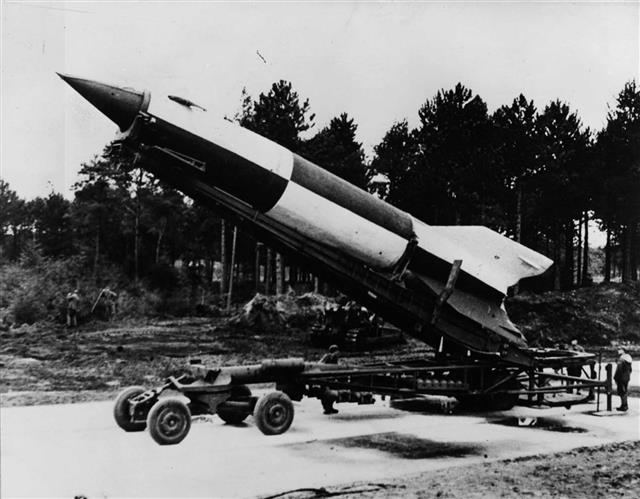 고더드 실험 이후 관심에서 멀어졌던 로켓이 주목받은 것은 무기로서의 가능성을 본 독일에 의해서이다. 베른헤르 폰 브라운은 제2차 세계대전 말 유럽과 영국을 공포에 떨게 만들었던 탄도미사일 ‘V2’를 개발했다. 퍼블릭 도메인 제공