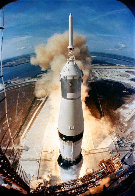 우주개발에 있어서 소련보다 한발 늦었던 미국은 ICBM 개발과 사람을 달에 착륙시키기 위한 아폴로 프로젝트를 동시에 진행했다. 아폴로호들을 우주로 보낸 새턴 로켓은 ICBM이었던 아틀라스, 레드스톤, 타이탄 같은 미사일을 개량한 것이다. NASA 제공