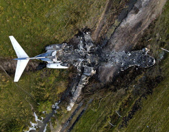 美 소형 비행기 추락 폭발… 탑승자 21명 전원 ‘기적의 탈출’ 