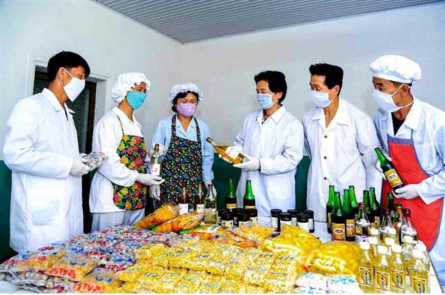 북한 노동당 기관지 노동신문은 21일 ‘인민을 위해 당 조직이 있고 당 일꾼이 있다’는 제목으로 허천군 당 위원회의 사업을 모범 사례로 들었다. 신문은 “전변의 바탕에는 인민을 위해 당 조직이 있다는 확고한 관점을 가지고 발이 닳도록 뛰고 또 뛰는 군 당위원회 일꾼들의 헌신적인 사업기풍이 놓여 있다”라고 강조했다. 평양 노동신문 뉴스1