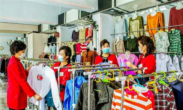 북한 노동당 기관지 노동신문은 21일 “8월3일 인민소비품이 오늘은 우리 인민의 생활 속에 자기의 자리를 당당히 자리잡고 있다”며 인민소비품생산을 강조했다.  평양 노동신문 뉴스1