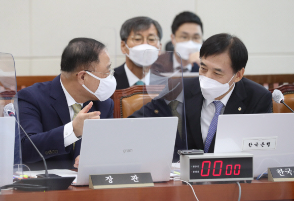 홍남기(왼쪽) 경제부총리 겸 기획재정부 장관과 이주열 한국은행 총재가 21일 오전 서울 여의도 국회에서 열린 기획재정위원회의 기획재정부, 한국은행 등에 대한 종합감사에 출석해 대화하고 있다. 2021. 10. 21   김명국 선임기자 daunso@seoul.co.kr