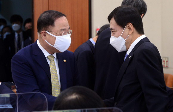홍남기 경제부총리 겸 기획재정부 장관과 이주열 한국은행 총재가 21일 오전 서울 여의도 국회에서 열린 기획재정위원회의 기획재정부, 한국은행 등에 대한 종합감사에 참석해 인사를 하고 있다.2021. 10. 21  김명국 선임기자 daunso@seoul.co.kr