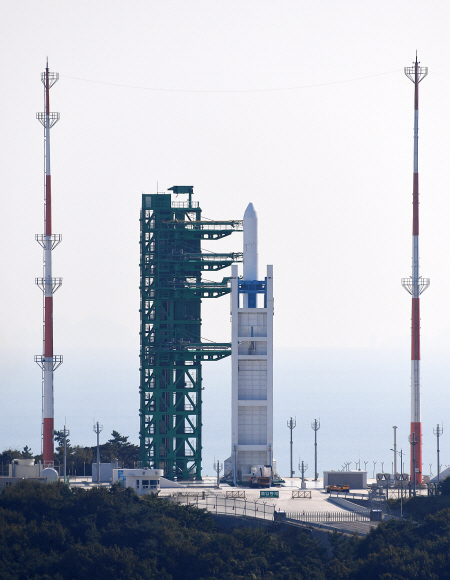 21일 고흥군 나로우주센터 제2발사대에 거치된 한국형 발사체 누리호(KSLV-ll)에 연료와 산화제가 주입되고 있다. 누리호는 1.5t급 실용위성을 지구저궤도( 600~800km)에 투입하기 위해 만들어진 3단 발사체이며 엔진 설계에서부터 제작, 시험, 발사 운용까지 모두 국내 기술로 완성한 최초의 국산 발사체이다. 2021. 10. 21  고흥 오장환 기자 5zzang@seoul.co.kr