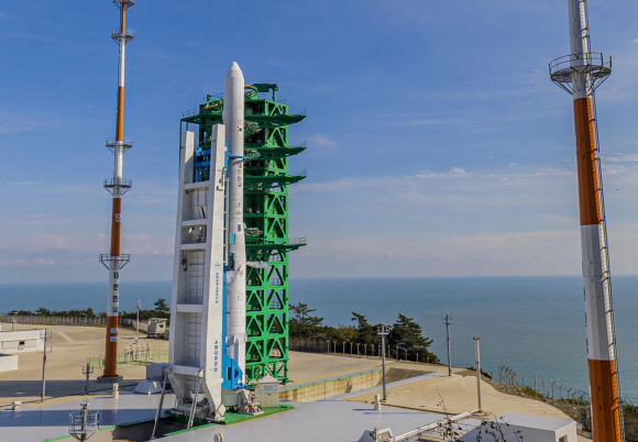 21일 고흥군 나로우주센터 제2발사대에 거치된 한국형 발사체 누리호(KSLV-ll)에 연료와 산화제가 주입되고 있다. 누리호는 1.5t급 실용위성을 지구저궤도( 600~800km)에 투입하기 위해 만들어진 3단 발사체이며 엔진 설계에서부터 제작, 시험, 발사 운용까지 모두 국내 기술로 완성한 최초의 국산 발사체이다. 2021. 10. 21  고흥 오장환 기자 5zzang@seoul.co.kr