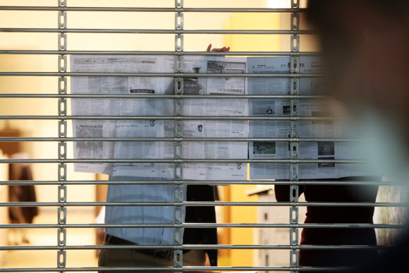 21일 오후 압수수색이 진행 중인 경기도 성남시청 비서실 입구를 관계자들이 신문지로 막고 있다. 대장동 개발 로비·특혜 의혹 사건을 수사 중인 검찰이 21일 성남시청 시장실과 비서실을 압수수색 중이다. 서울중앙지검 전담수사팀(팀장 김태훈 4차장검사)은 이날 오후 성남시에 검사와 수사관 등 23명을 보내 시장실과 비서실에서 관련 자료를 확보 중이다. 2021.10.21  연합뉴스