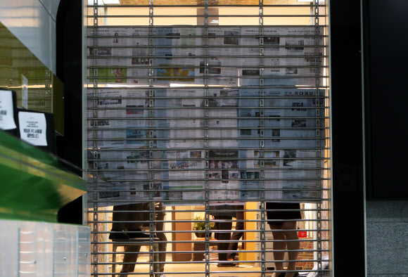 21일 오후 압수수색이 진행 중인 경기도 성남시청 비서실 입구를 관계자들이 신문지로 막고 있다. 대장동 개발 로비·특혜 의혹 사건을 수사 중인 검찰이 21일 성남시청 시장실과 비서실을 압수수색 중이다. 서울중앙지검 전담수사팀(팀장 김태훈 4차장검사)은 이날 오후 성남시에 검사와 수사관 등 23명을 보내 시장실과 비서실에서 관련 자료를 확보 중이다. 2021.10.21  연합뉴스