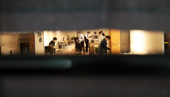 21일 오후 압수수색이 진행 중인 경기도 성남시청 비서실 입구를 관계자들이 신문지로 막고 있다. 대장동 개발 로비·특혜 의혹 사건을 수사 중인 검찰이 21일 성남시청 시장실과 비서실을 압수수색 중이다. 서울중앙지검 전담수사팀(팀장 김태훈 4차장검사)은 이날 오후 성남시에 검사와 수사관 등 23명을 보내 시장실과 비서실에서 관련 자료를 확보 중이다. 2021.10.21  연합뉴스