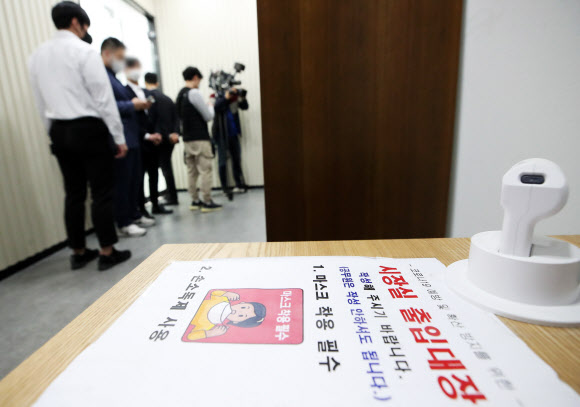 21일 오후 압수수색이 진행 중인 경기도 성남시청 시장실 입구 모습. 대장동 개발 로비·특혜 의혹 사건을 수사 중인 검찰이 21일 성남시청 시장실과 비서실을 압수수색 중이다. 서울중앙지검 전담수사팀(팀장 김태훈 4차장검사)은 이날 오후 성남시에 검사와 수사관 등 23명을 보내 시장실과 비서실에서 관련 자료를 확보 중이다. 2021.10.21  연합뉴스