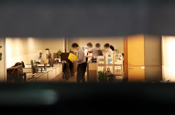 21일 오후 압수수색이 진행 중인 경기도 성남시청 비서실 모습. 대장동 개발 로비·특혜 의혹 사건을 수사 중인 검찰이 21일 성남시청 시장실과 비서실을 압수수색 중이다. 서울중앙지검 전담수사팀(팀장 김태훈 4차장검사)은 이날 오후 성남시에 검사와 수사관 등 23명을 보내 시장실과 비서실에서 관련 자료를 확보 중이다. 2021.10.21  연합뉴스