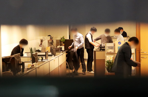 21일 오후 압수수색이 진행 중인 경기도 성남시청 비서실 모습. 대장동 개발 로비·특혜 의혹 사건을 수사 중인 검찰이 21일 성남시청 시장실과 비서실을 압수수색 중이다. 서울중앙지검 전담수사팀(팀장 김태훈 4차장검사)은 이날 오후 성남시에 검사와 수사관 등 23명을 보내 시장실과 비서실에서 관련 자료를 확보 중이다. 2021.10.21  연합뉴스