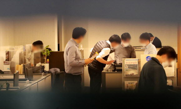 21일 오후 압수수색이 진행 중인 경기도 성남시청 비서실 모습. 대장동 개발 로비·특혜 의혹 사건을 수사 중인 검찰이 21일 성남시청 시장실과 비서실을 압수수색 중이다. 서울중앙지검 전담수사팀(팀장 김태훈 4차장검사)은 이날 오후 성남시에 검사와 수사관 등 23명을 보내 시장실과 비서실에서 관련 자료를 확보 중이다. 2021.10.21  연합뉴스