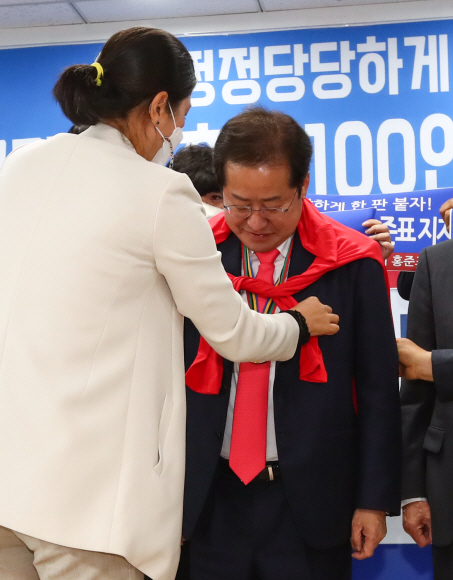 21일 서울 여의도 희망캠프에서 열린 ‘국가대표 출신 100인 홍준표 지지선언’에서 1992년 바르셀로나 올림픽 여자 핸드볼 금메달리스트 홍정호 전 선수가 국가대표 출신 100인의 사인을 모은 유니폼을 전달하고 있다.2021. 10. 21  김명국 선임기자 daunso@seoul.co.kr