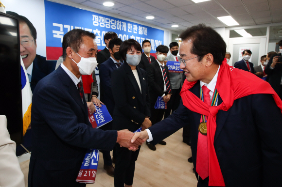 국민의힘 홍준표 대선 경선 후복가 21일 서울 여의도 희망캠프에서 열린 ‘국가대표 출신 100인 홍준표 지지선언’에서 참석자들과 인사하고 있다.2021. 10. 21  김명국 선임기자 daunso@seoul.co.kr