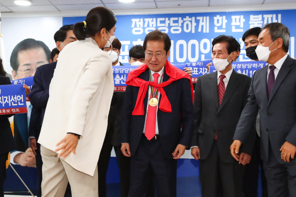 21일 서울 여의도 희망캠프에서 열린 ‘국가대표 출신 100인 홍준표 지지선언’에서 1992년 바르셀로나 올림픽 여자 핸드볼 금메달리스트 홍정호 전 선수가 국가대표 출신 100인의 사인을 모은 유니폼을 전달하고 있다.2021. 10. 21  김명국 선임기자 daunso@seoul.co.kr