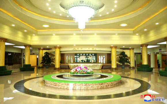 북한 황해북도 정방산 기슭에 3개 호동과 운동실, 수영장 등을 갖춘 정방산호텔이 지난 20일 준공됐다고 조선중앙통신이 21일 보도했다. 2021.10.21  평양 조선중앙통신·연합뉴스