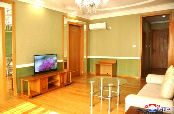 북한 황해북도 정방산 기슭에 3개 호동과 운동실, 수영장 등을 갖춘 정방산호텔이 지난 20일 준공됐다고 조선중앙통신이 21일 보도했다. 2021.10.21  평양 조선중앙통신·연합뉴스