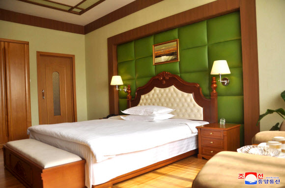 북한 황해북도 정방산 기슭에 3개 호동과 운동실, 수영장 등을 갖춘 정방산호텔이 지난 20일 준공됐다고 조선중앙통신이 21일 보도했다. 2021.10.21  평양 조선중앙통신·연합뉴스